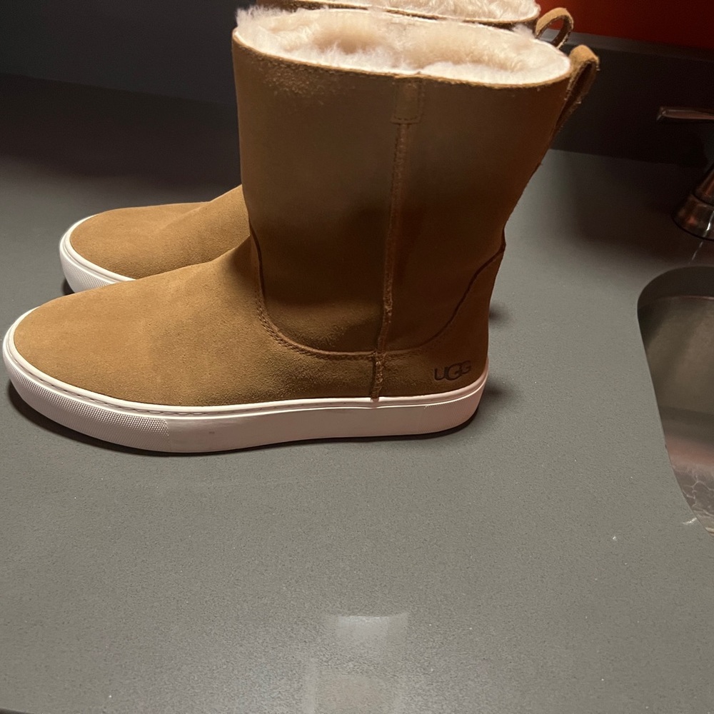 UGG Declan woman’s boots like new worn once size 9